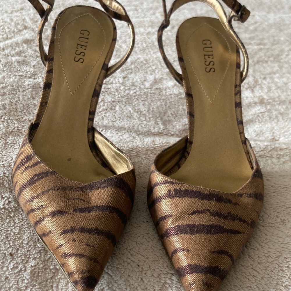 Metallic tiger stripe GUESS pumps. Wood stacked heel SZ 8M